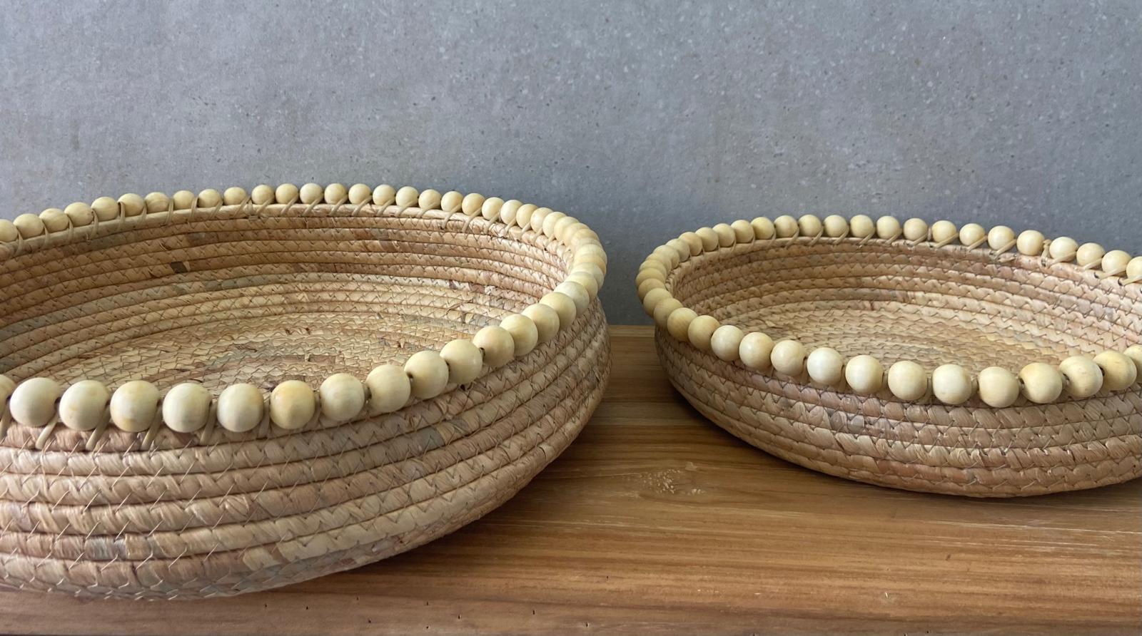 סלסלת קש חרוזי עץ (7) מגש סלסלת קש חרוזי עץ – תמונה 1