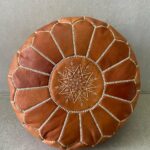 פוף עור חום עיטורים מרכז