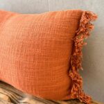 כרית מלבנית בצבע חמרה