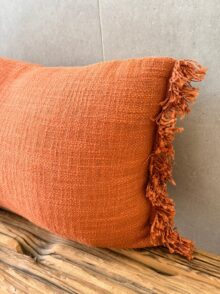 כרית מלבנית בצבע חמרה