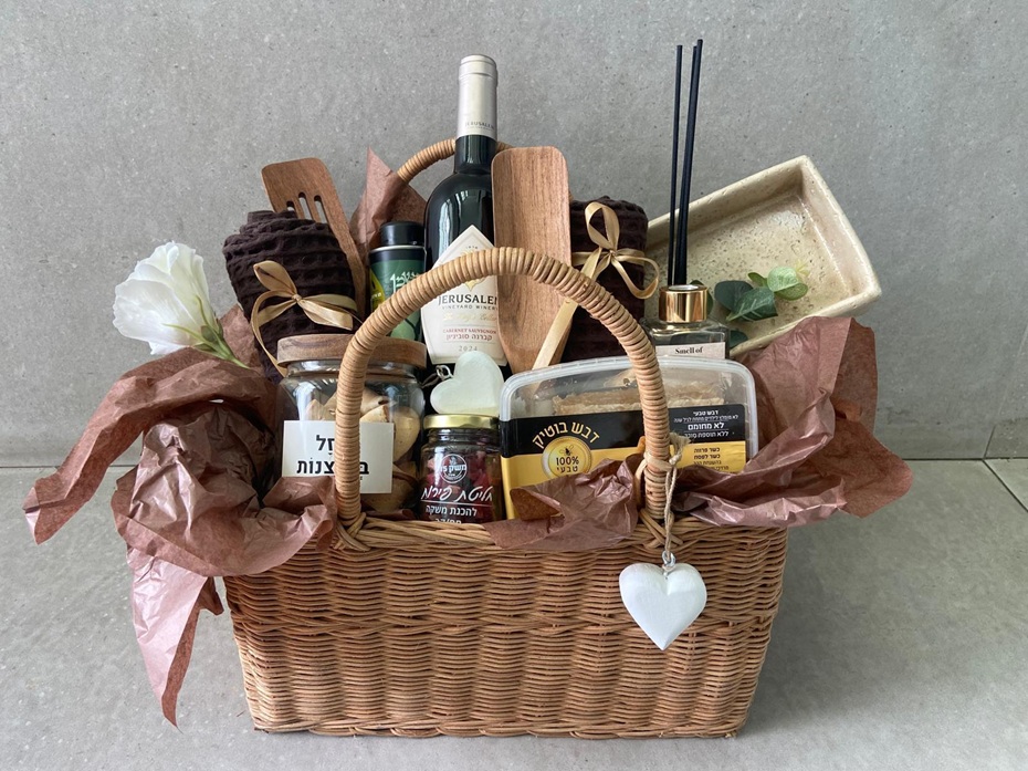 מארז מתנה (2) מארז מתנה מפנק בסל - אלון – תמונה 1