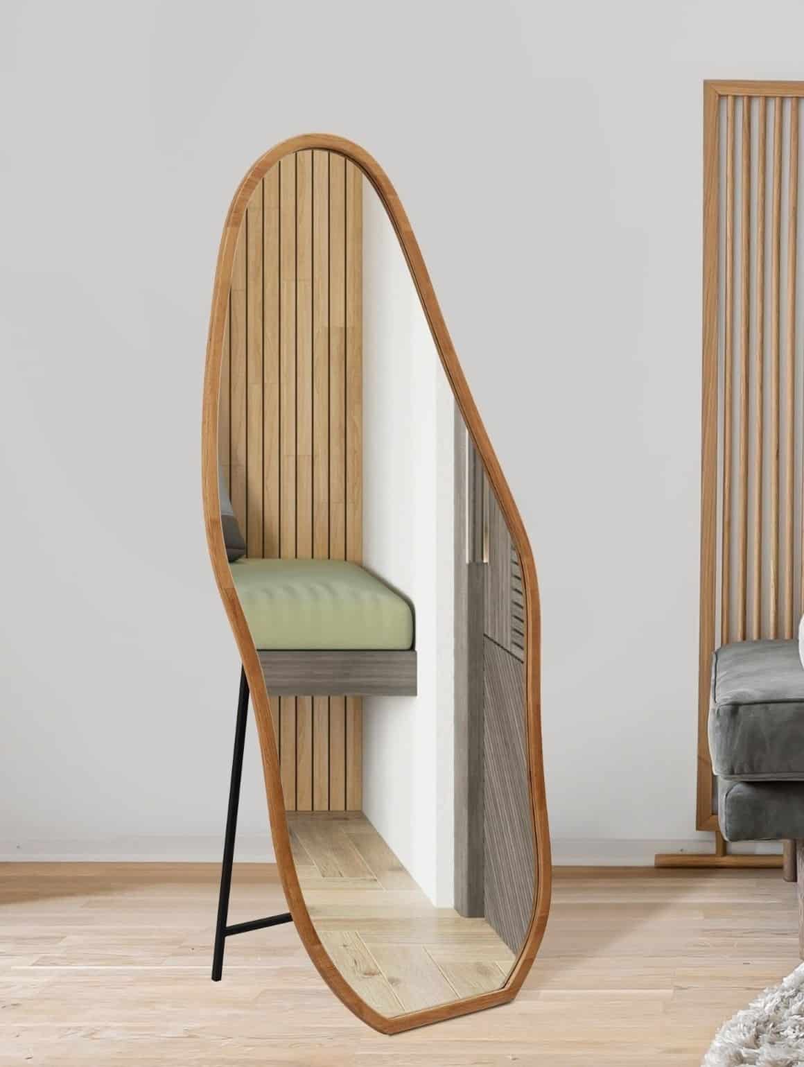 אמורפית על רגל - מראה (3) Organic asymmetrical full-length standing floor mirror with wood frame in modern living room, minimalist decor.