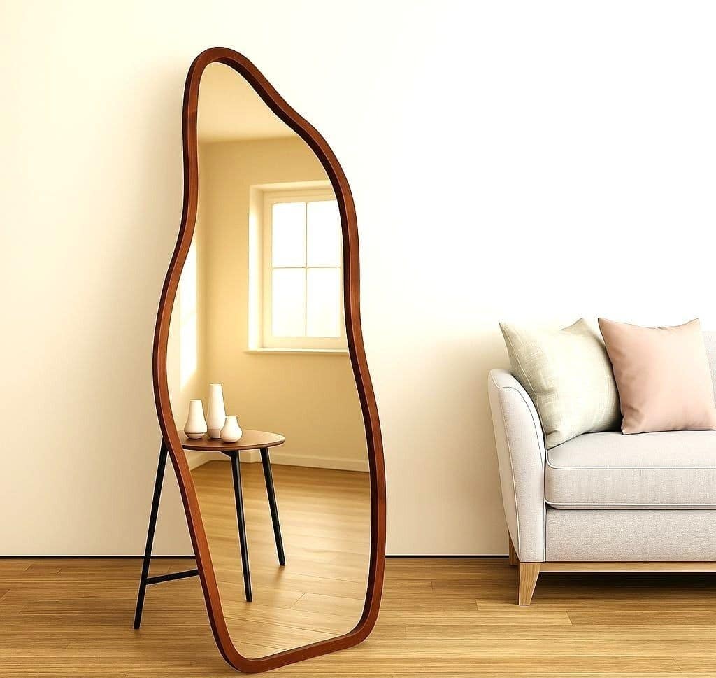 אמורפית על רגל - מראה (4) Wavy full-length floor mirror with wood frame in minimalist living room, beige sofa, hardwood floors, soft natural light.