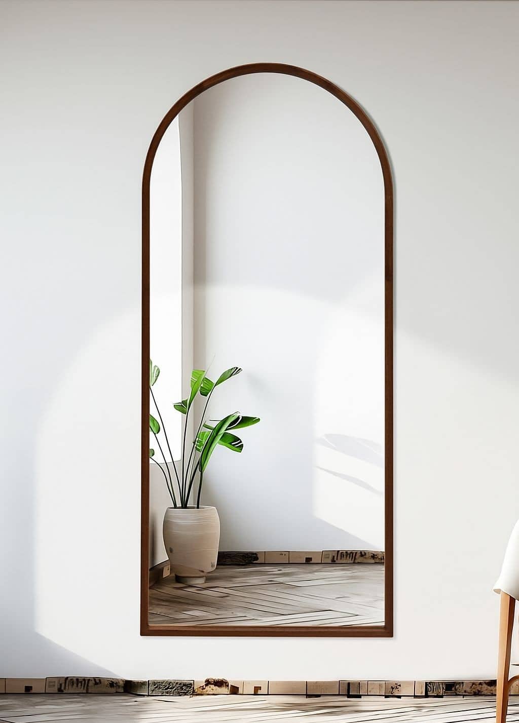 מראת קשת רחבה (2) Arched full-length mirror with wooden frame reflecting potted plant in minimalist room, natural light, modern home decor